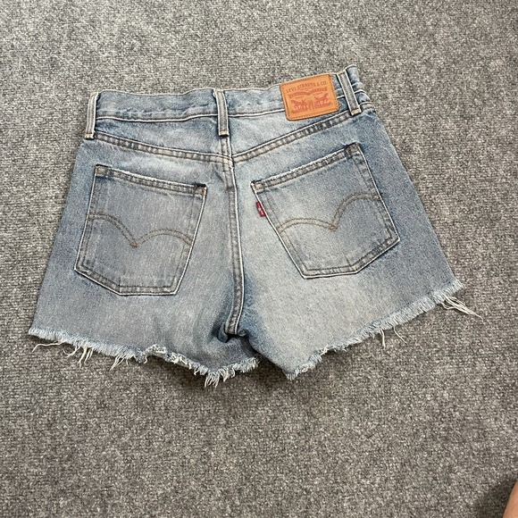 Levi's Denim Shorts Women's Size 27 Medium Wash Frayed Hem Jorts Distress Thrash - Picture 2 of 11